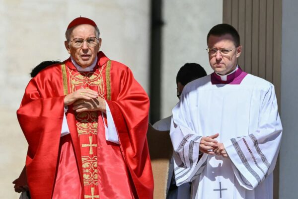 el cardenal italiano giovanni battista re oficia C4CDBVCJXVAE5INFQUVTHJTIGQ