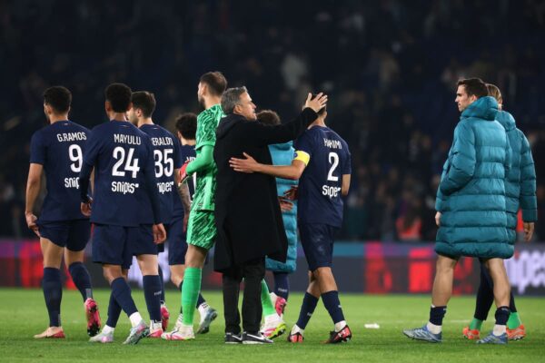 el consuelo del dt luis enrique con sus jugadores B2ZMBSE64VCZNOVLE3PCHXXS3M
