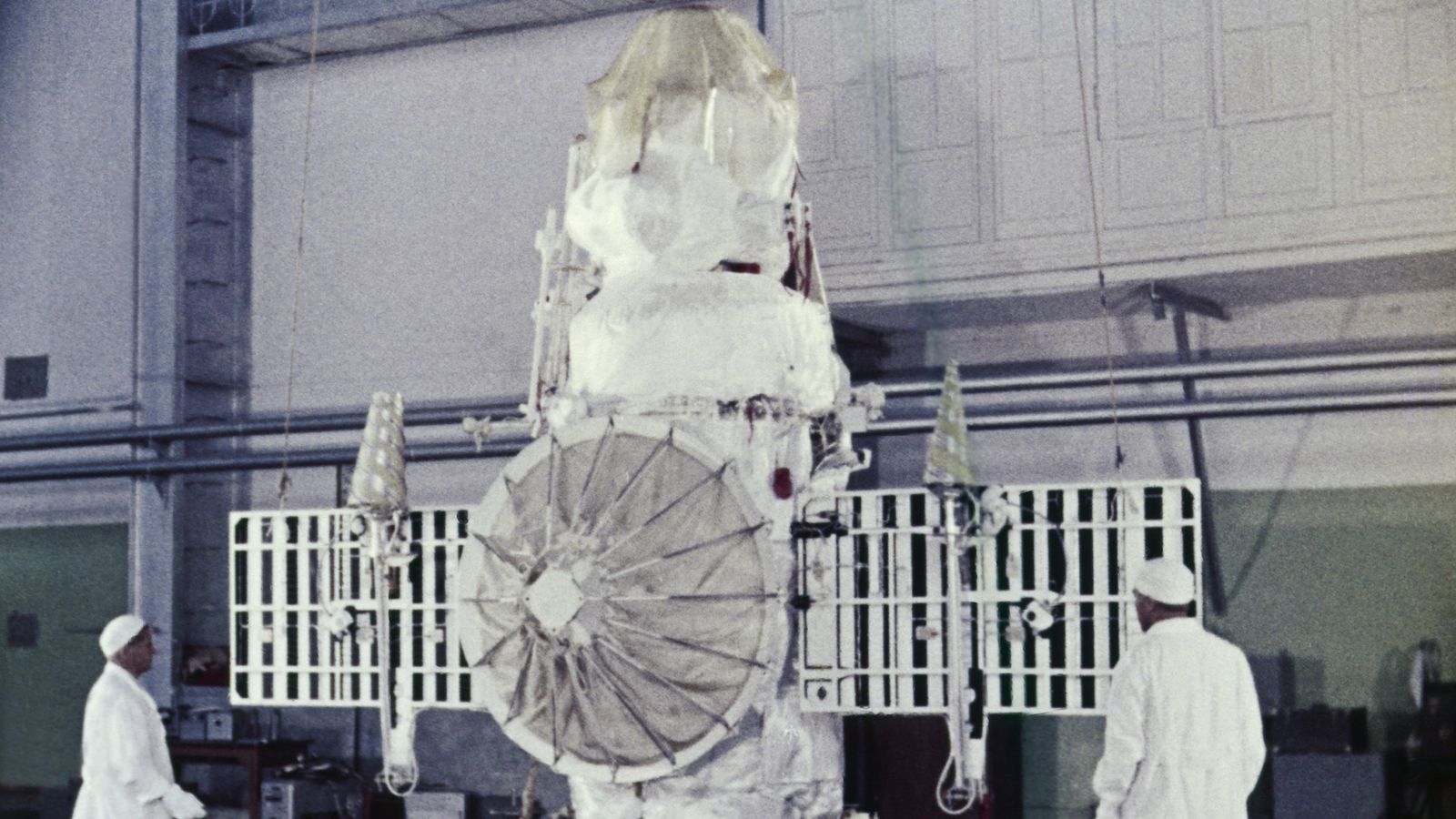 Half-tonne piece of Soviet rocket crashes back through atmosphere | Science, Climate & Tech News 1 skynews venera 4 space probe 6900958