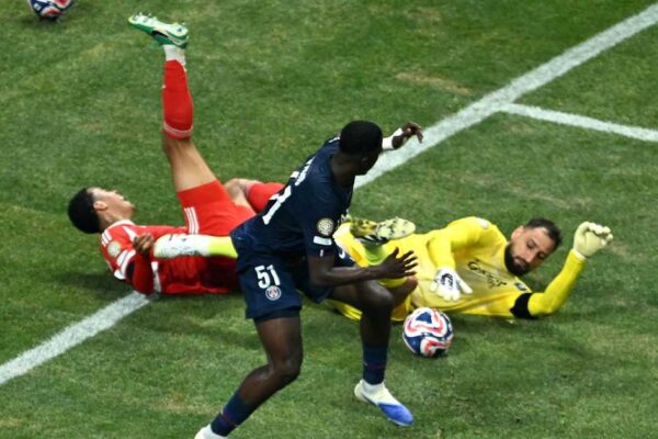 بعد اتهامه بالتسبب في إصابة موسيالا.. دوناروما يعلق