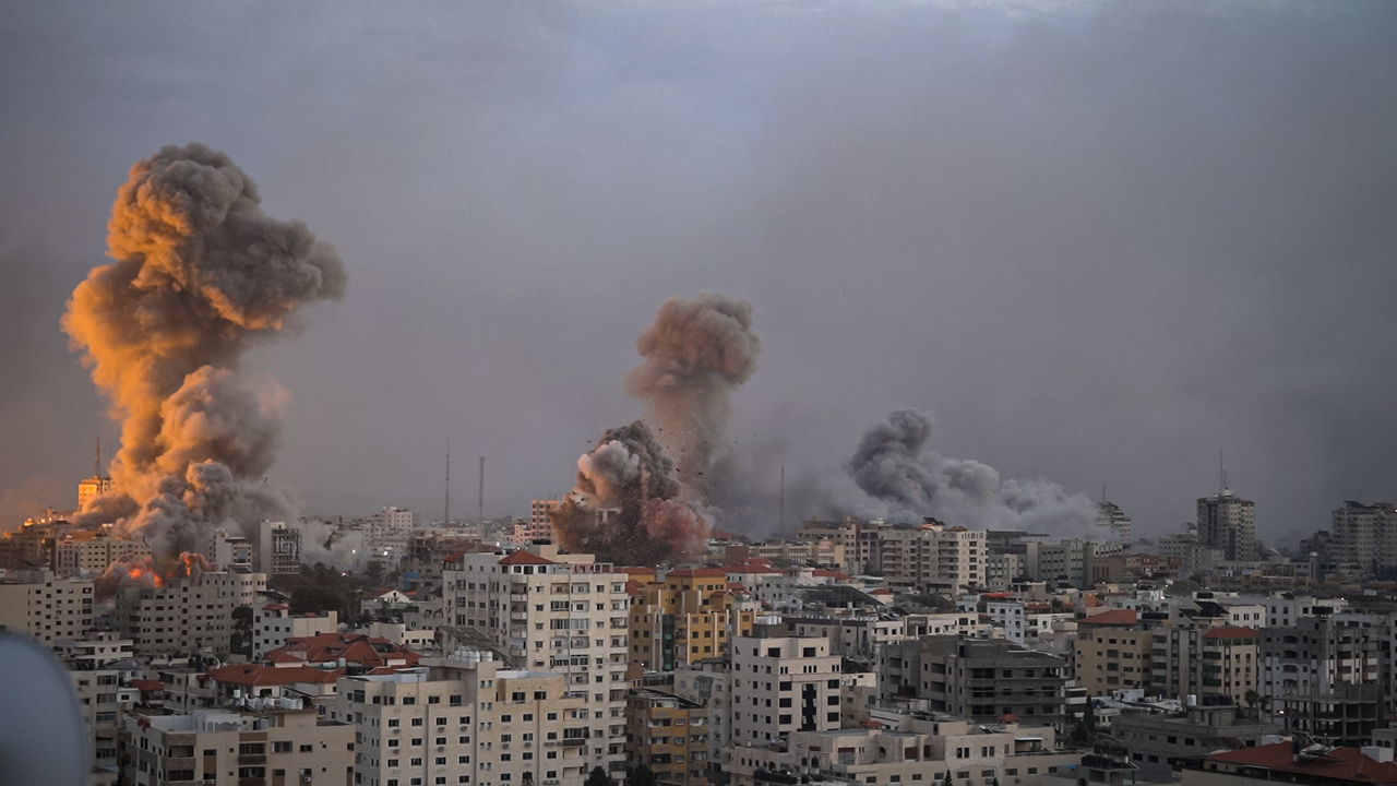 A_photo_from_a_civilian_rooftop_showing_Israeli_air_strikes_during_the_Gaza_War_23-25.png
