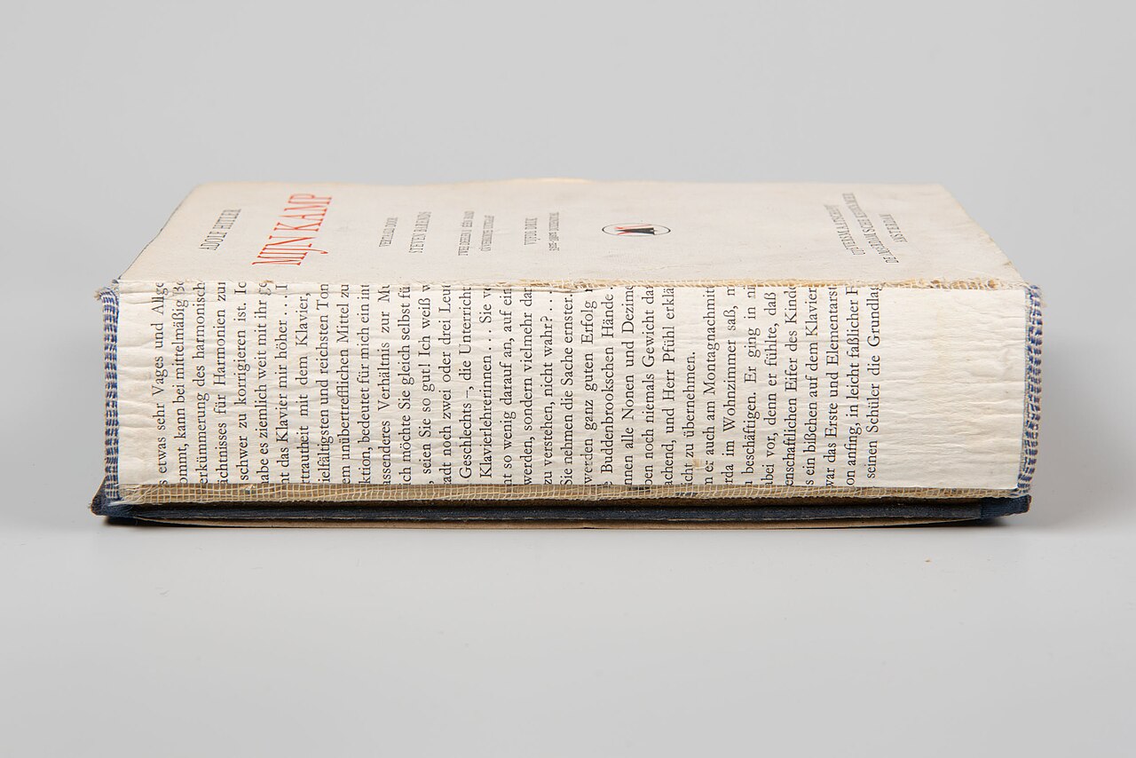 Detail_verborgen_tekst_in_de_rug_van_Mein_Kampf_Vrijheidsmuseum_5.3.31569.jpg