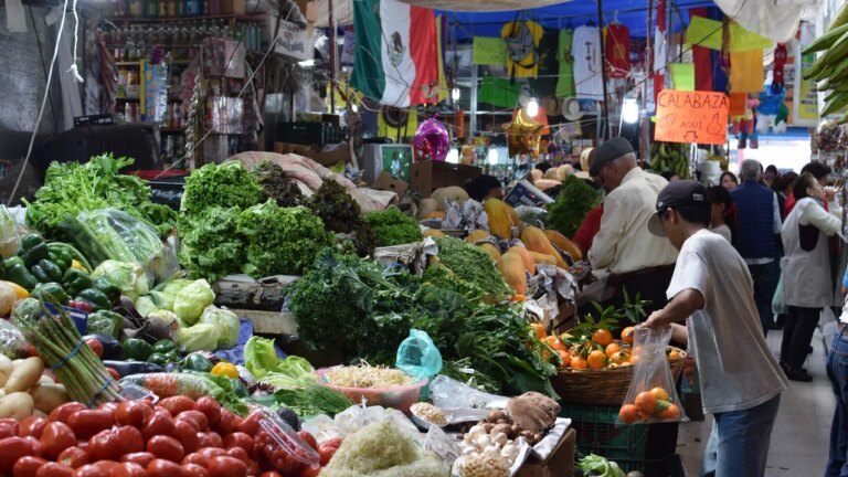 Mercado-Medellin_GettyImages-542018693.jpg
