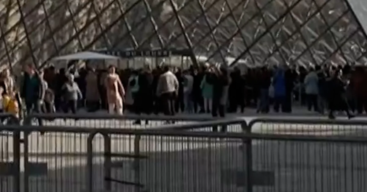 f_vert_brk_tdy_louvre_arrests_251026.00_00_32_27.Still002-87wkqf.jpg