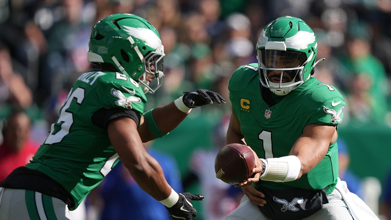 nfl-eagles-jalen-hurts-102625-1.jpg