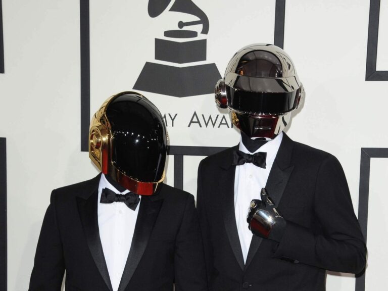 Daft-Punk@2000x1500-1068x801.jpg