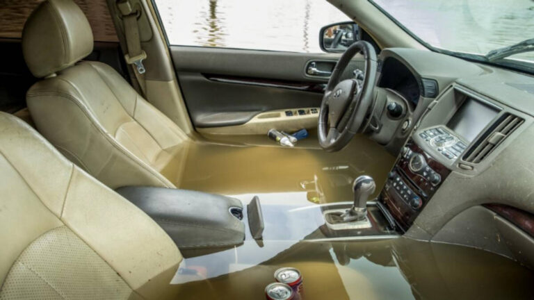 flood-damaged-cars-in-the-uae-2.jpg