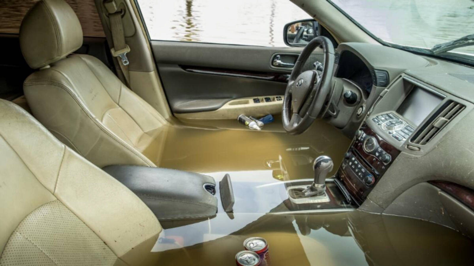 flood-damaged-cars-in-the-uae-2.jpg