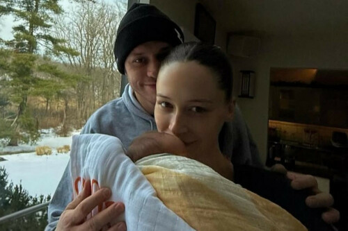 pete-davidson-and-elsie-hewitt-with-their-newborn-child-ins.jpg