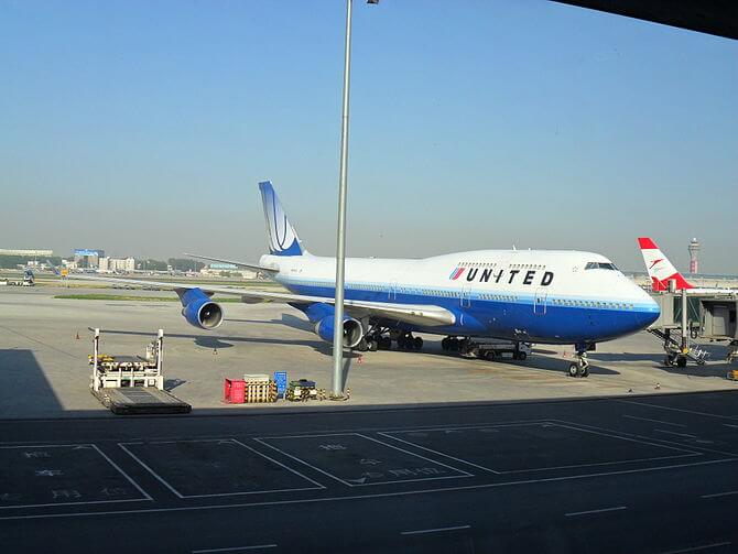 670px-united_airlines_b747-400_at_beijing.jpg