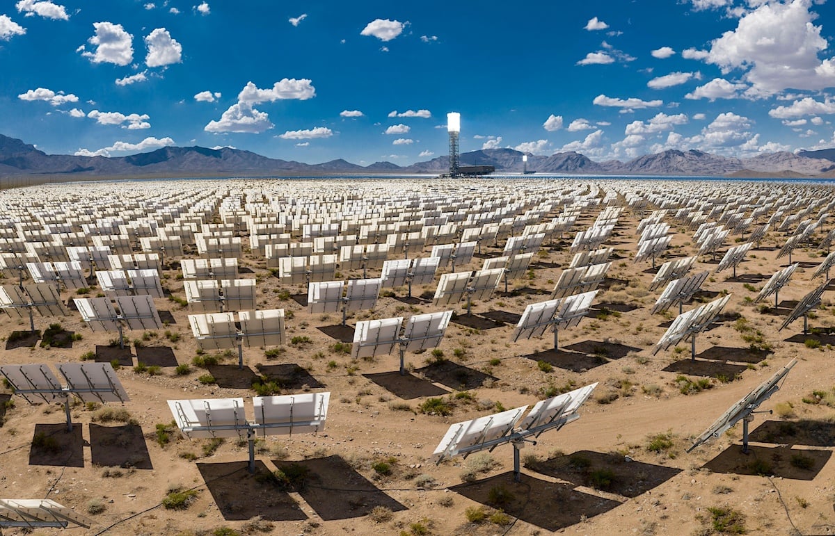 A-massive-solar-array-at-the-Ivanpah-California_Cavan-Images_Alamy_2BD3FMH-1200px-copy.jpeg