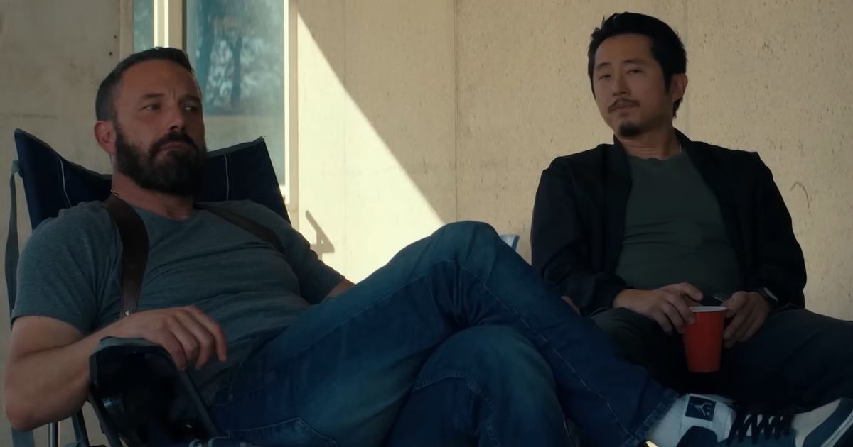 Ben-Affleck-and-Steven-Yeun-sitting-in-the-Netflix-film-The-Rip.jpg