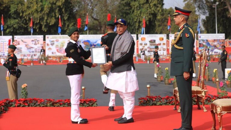 Lisha20recieving20award20from20defence20minister.jpeg