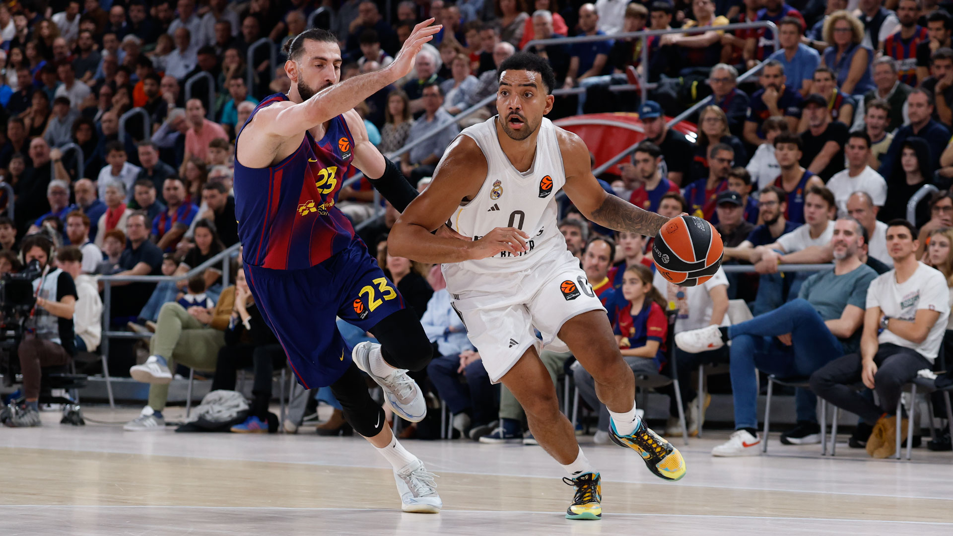 ND-EUROLEAGUE-J09-BARCELONA-RM-LYLES-02_SG11658.jpg