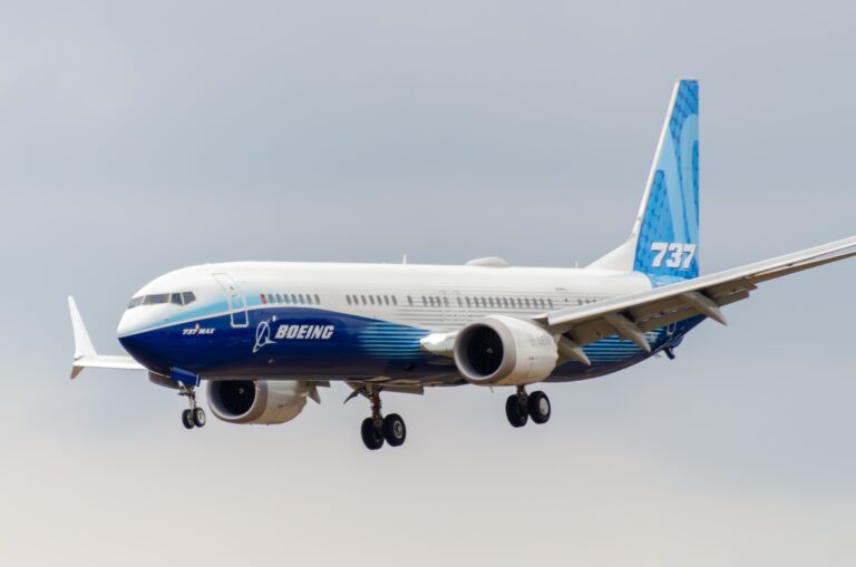 boeing-737-max-10-1g002-landing-fia-2022.jpg