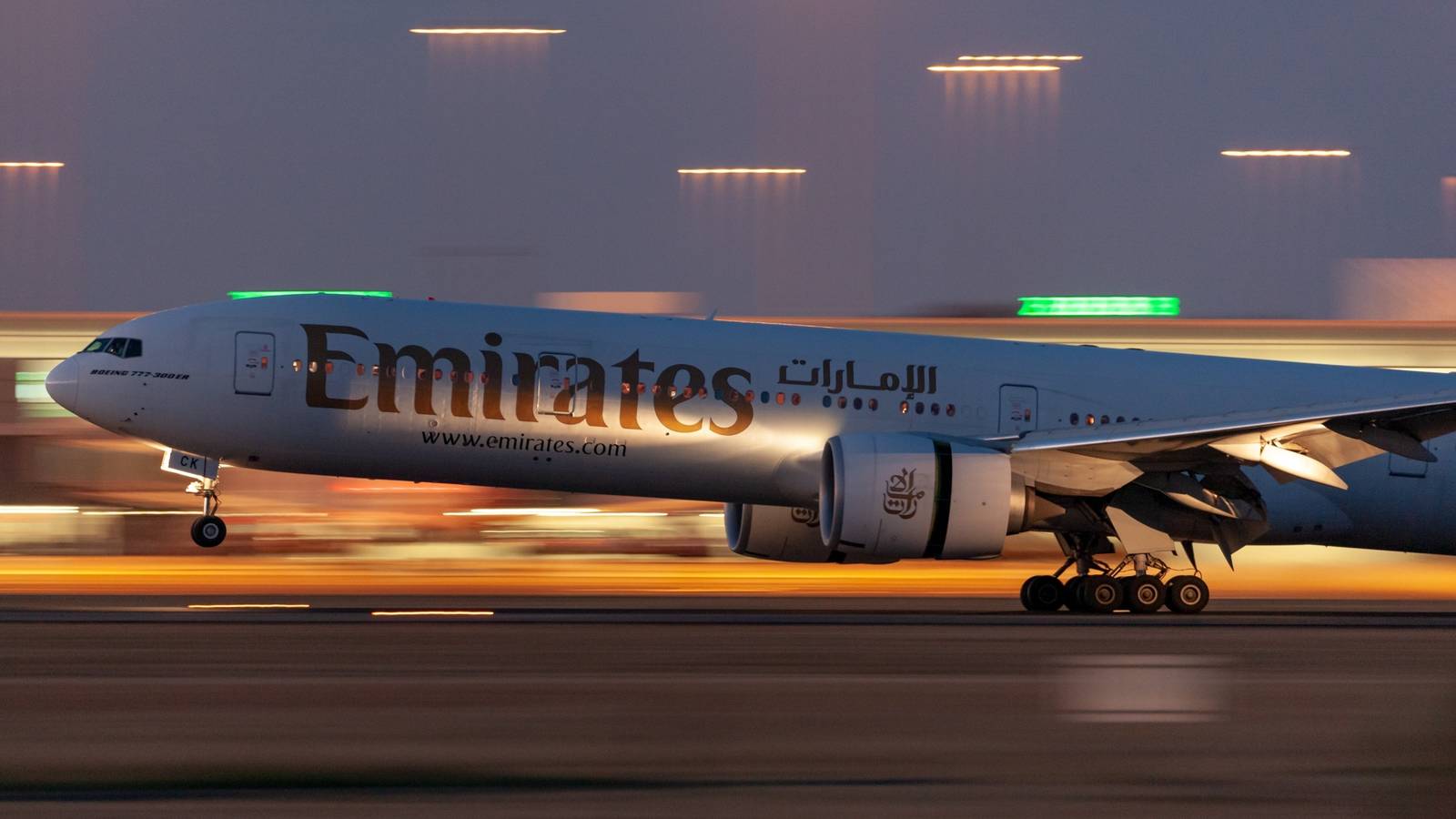 emirates-777-300er-landing1-shutterstock_1305426019.jpg