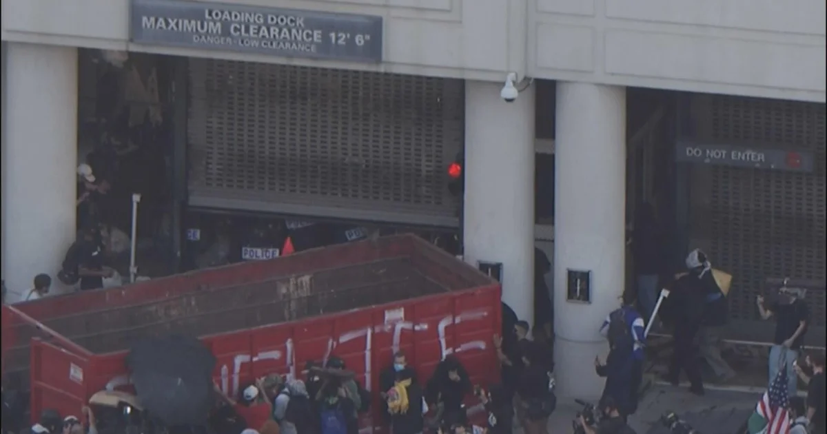 ice-clash-outside-dtla-federal-building.jpg