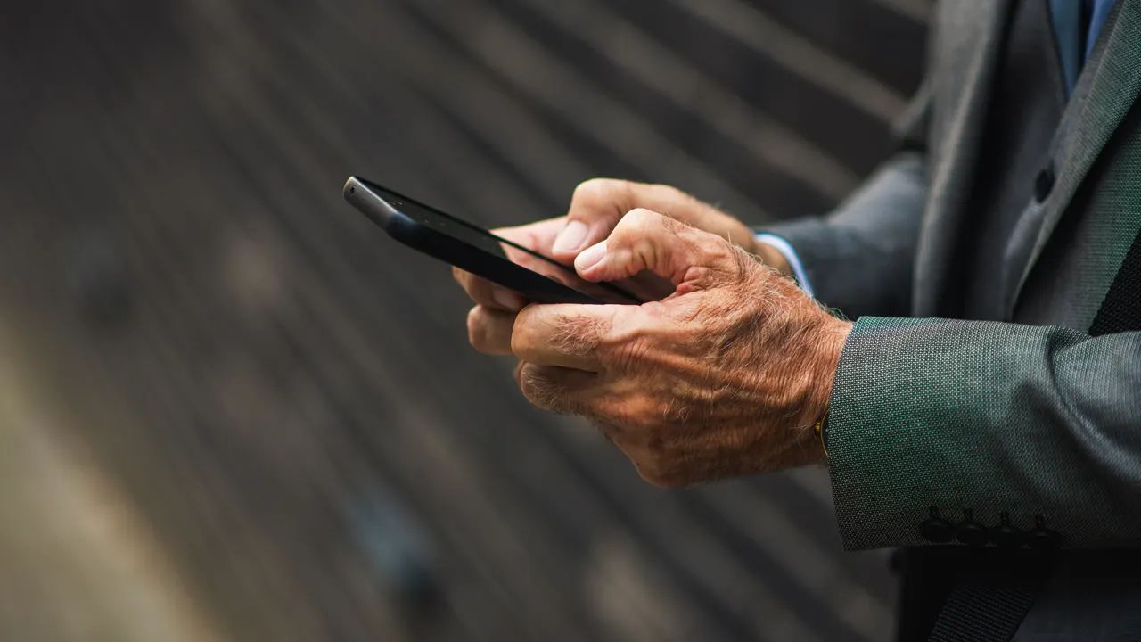 senior-hands-holding-smartphone-fox-news-001.jpg